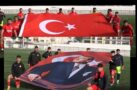 TEFENNİ BELEDİYESPOR MAÇA TÜRK BAYRAĞI VE ATATÜRK POSTERİ İLE ÇIKTI